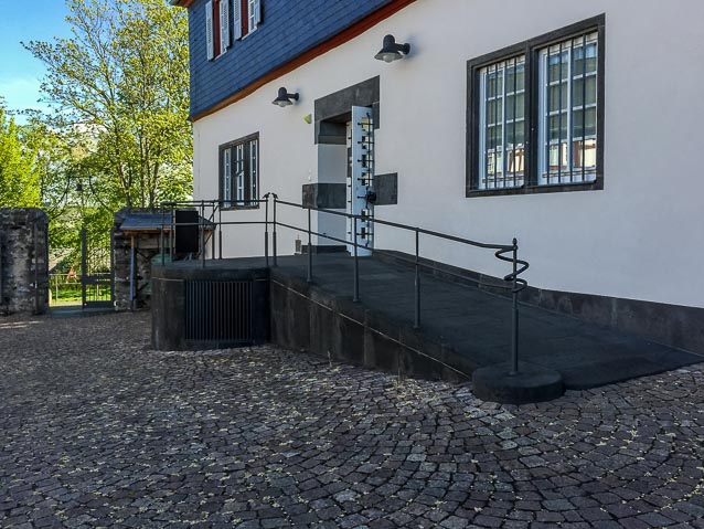 Photo: Museumseingang über die Rampe