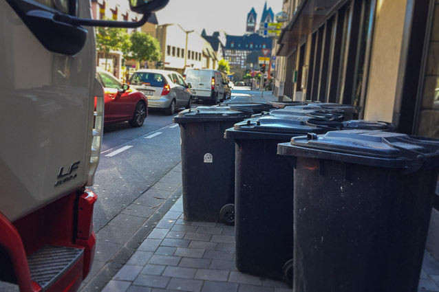 Foto: Mülleimer auf dem Gehweg