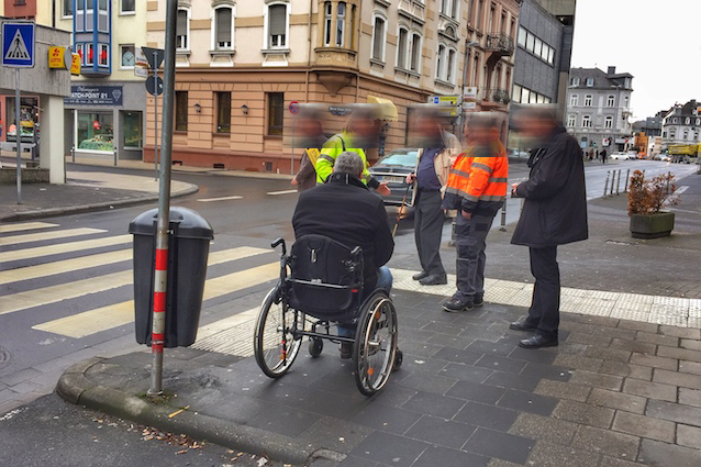 Fußgängerüberweg mit Rollstuhl Fahrspur und Blindenleitsystem