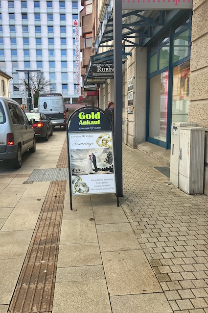 Gefährliche Schilder auf dem Blindenleitsystem