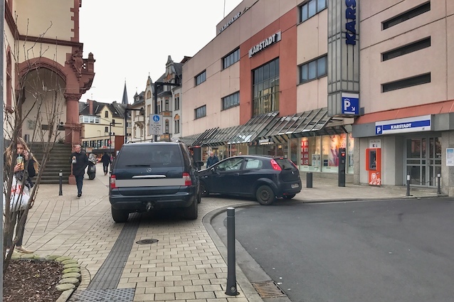 Parkende Fahrzeuge auf dem Gehweg