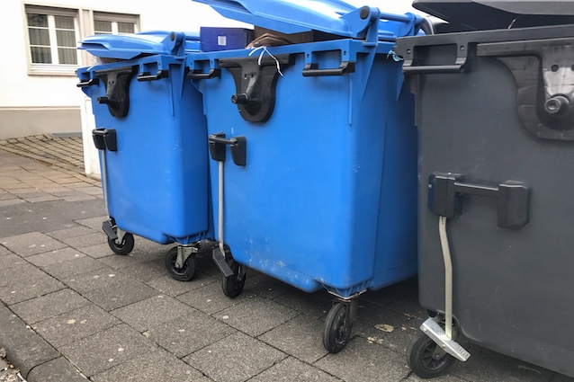 Mülleimer auf dem Gehweg