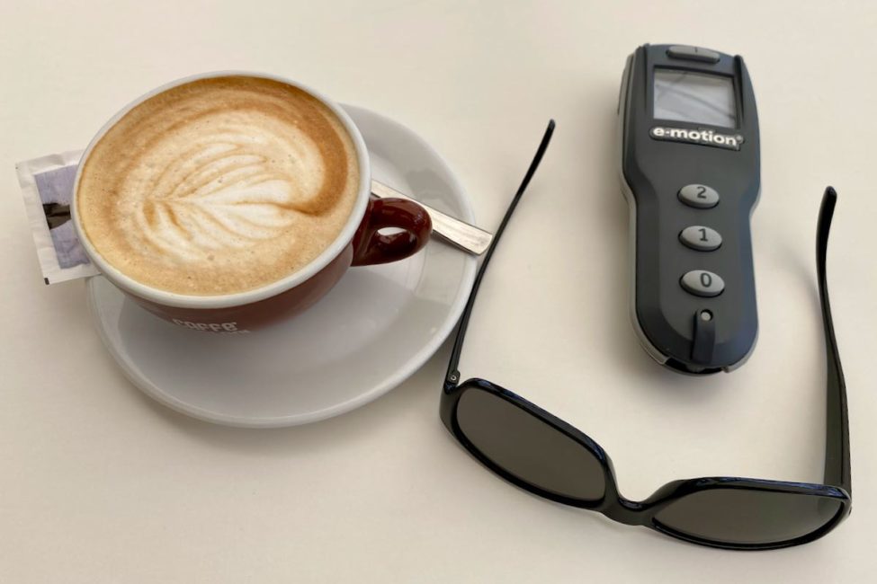 Cappuccino, Fernbedienung sowie Sonnenbrille