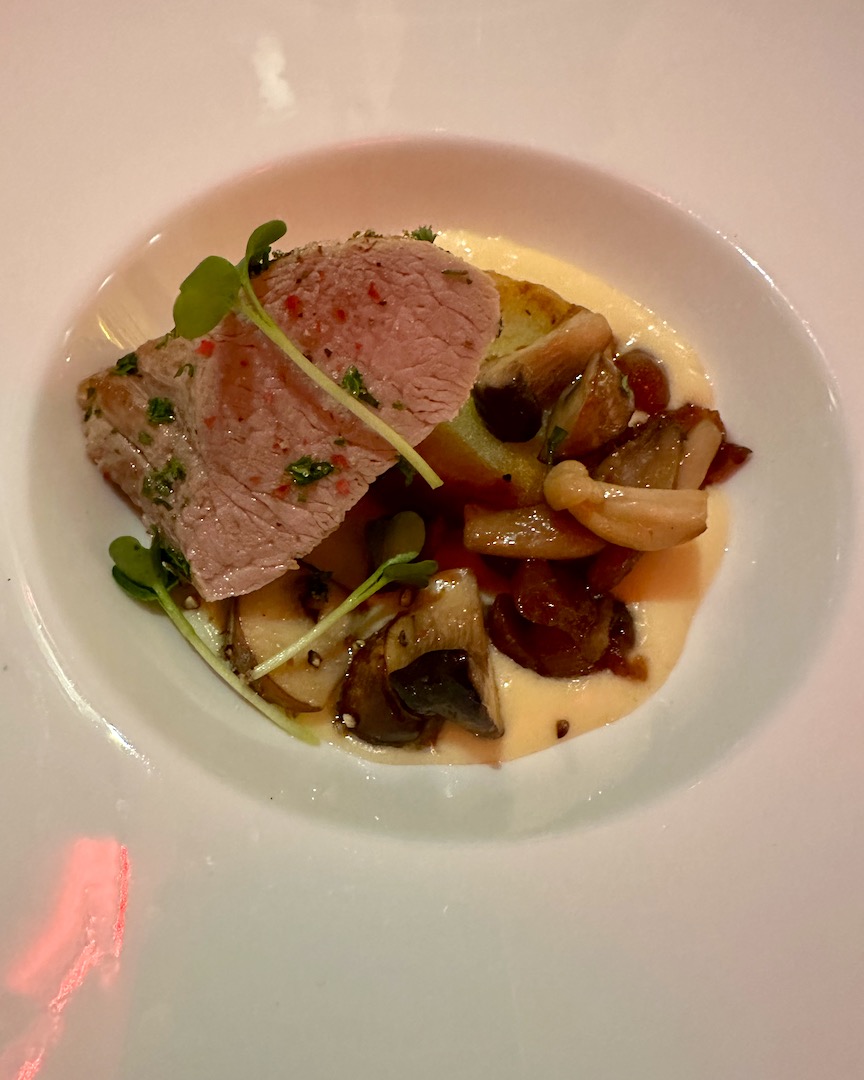 8. Rosa gebratenes Filet vom Eifler Wollschwein auf einem Aprikosen-Pilz-Ragout dazu Estragon-Maccaire-Kartoffeln an einer weißen Portwein Jus