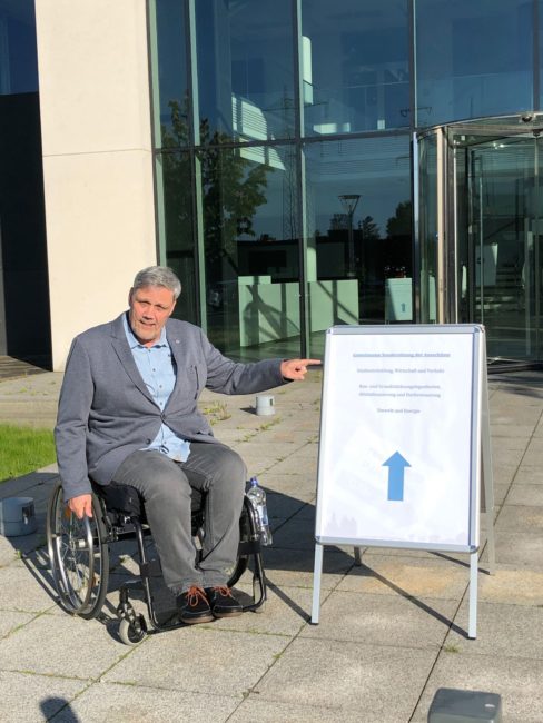 Am Haupteingang des Konferenz-Zentrum