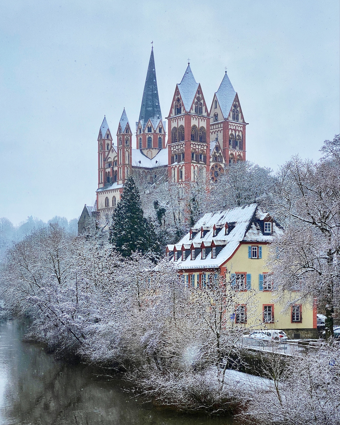 Der Limburger Dom im Schneekleid