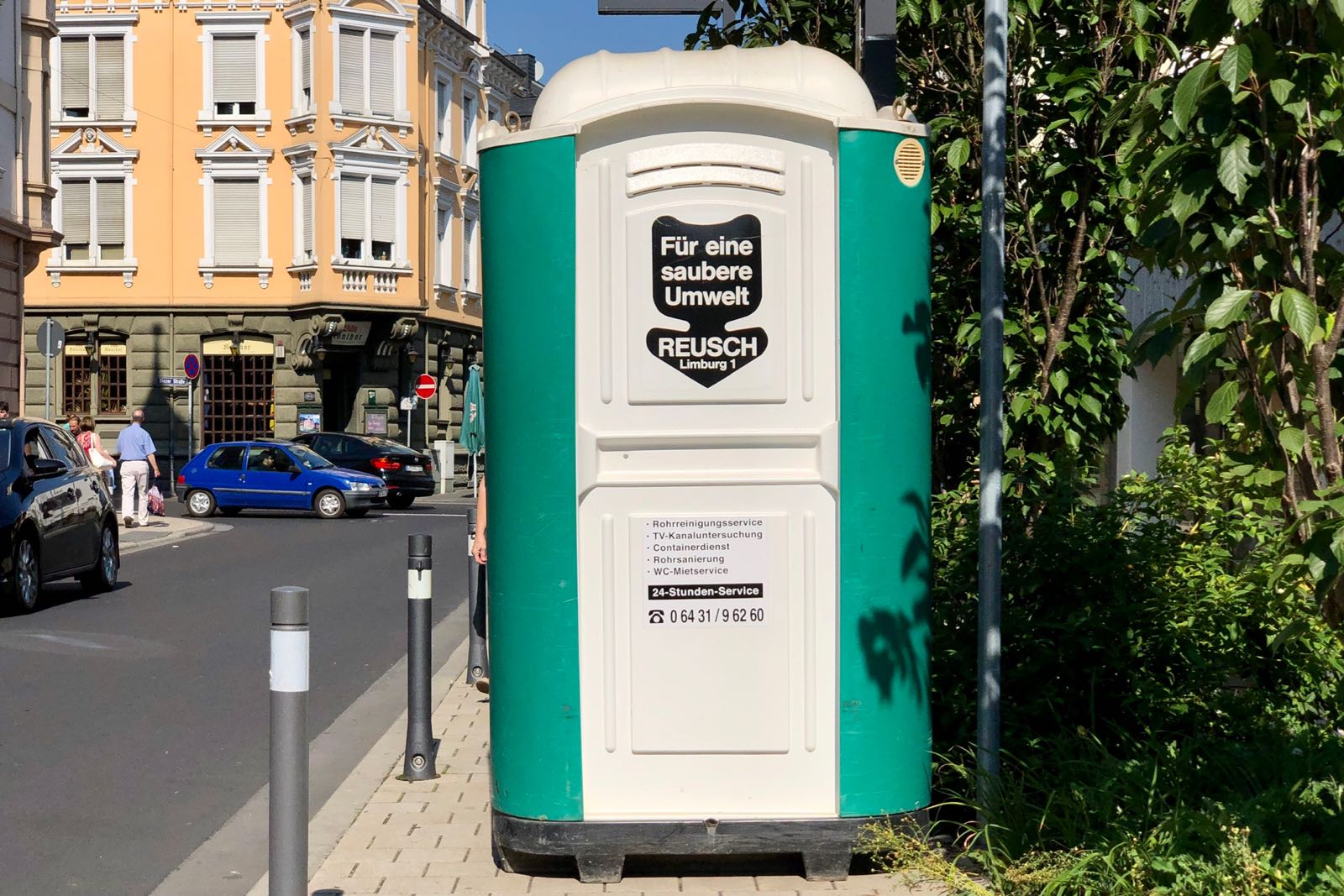 WC auf dem Gehweg