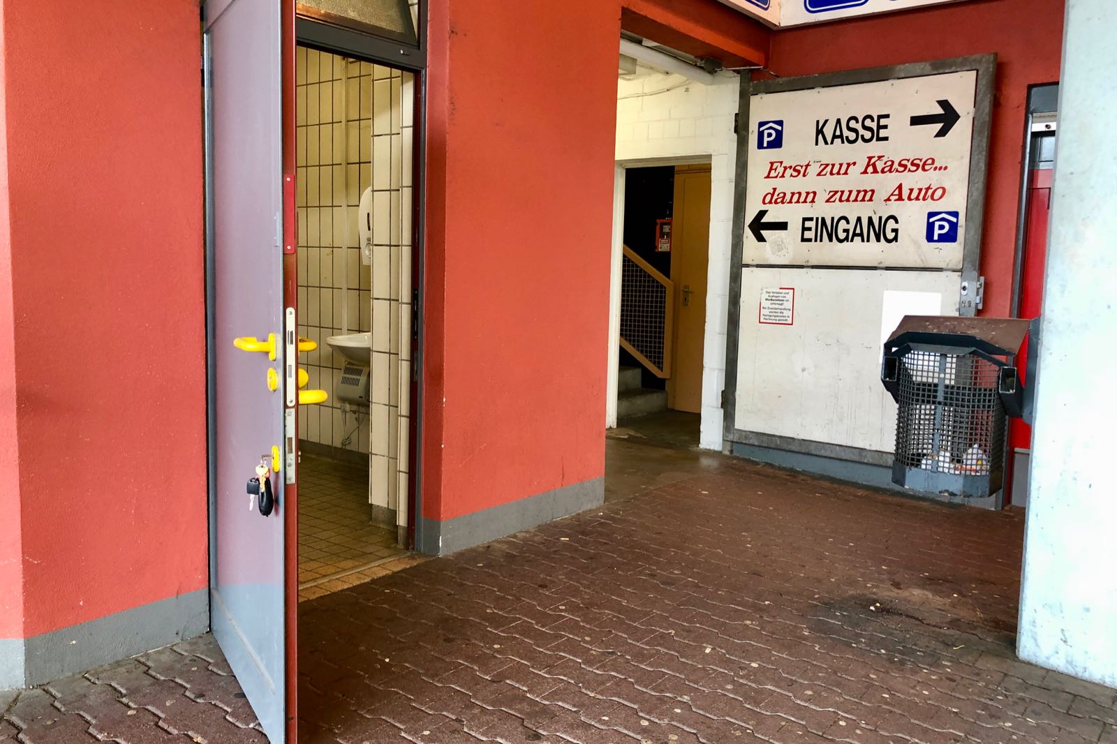 ÖFFENTLICHE TOILETTEN