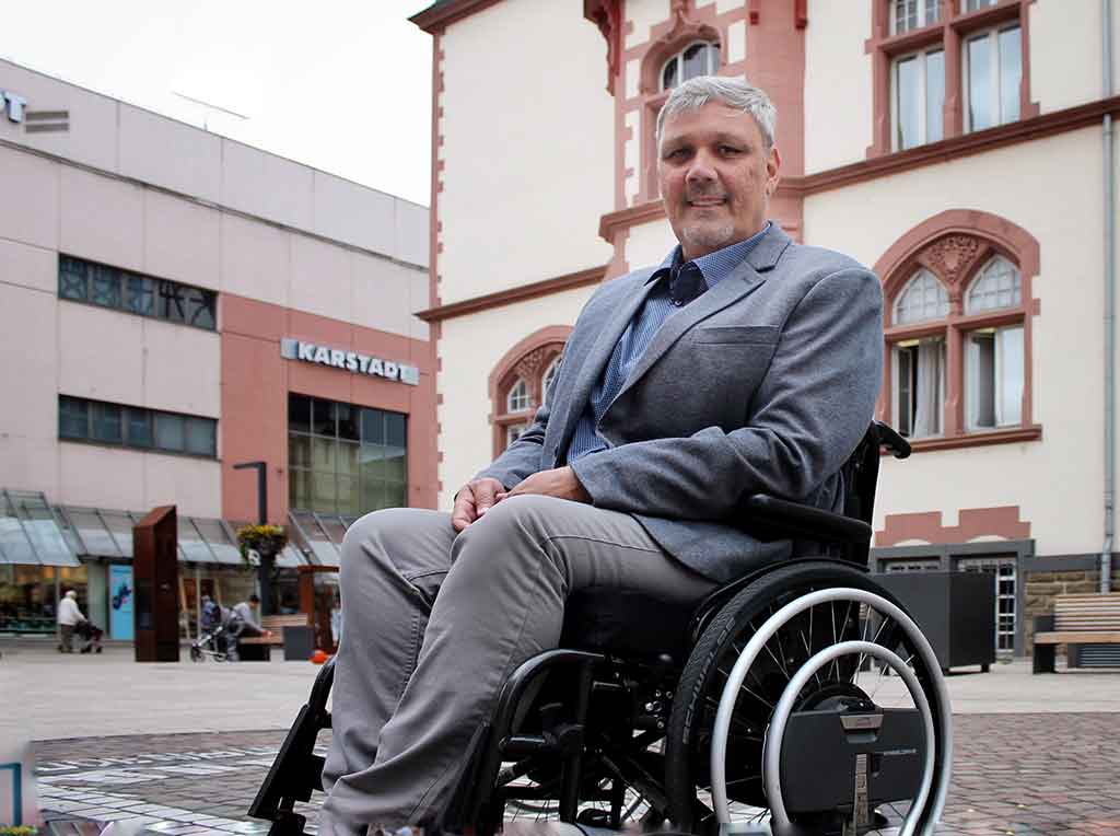 Frank der Rollstuhlfahrer vor dem Limburger Rathaus